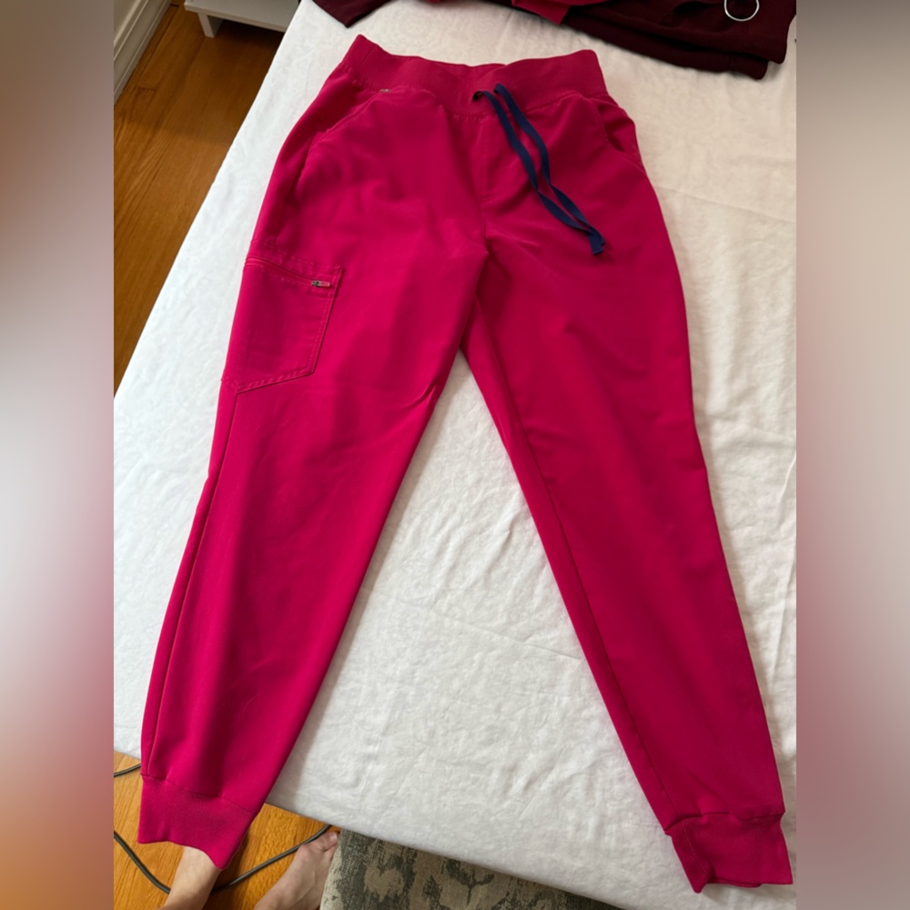 Figs Hot Pink Technical Collection Set (Top & Pants) - Picture 3 of 7
